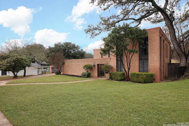 view of front facade with a front lawn