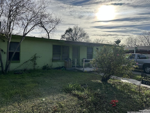 view of front of house with a front yard