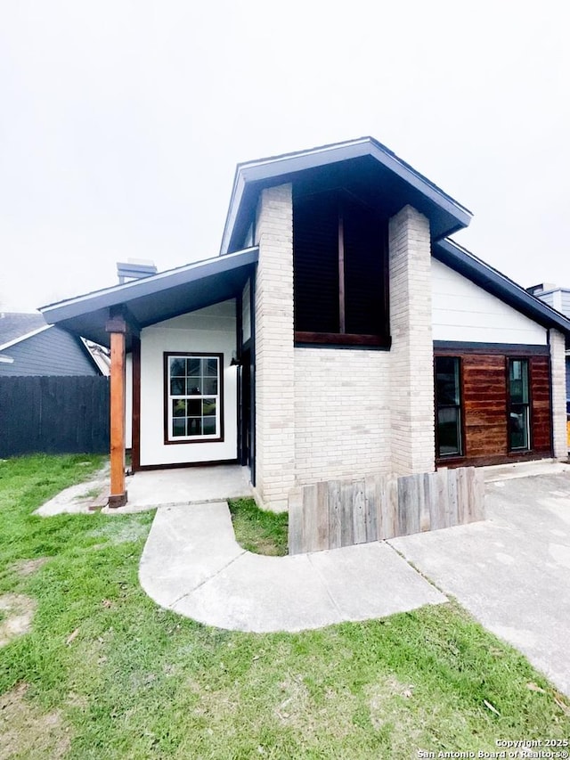 view of front facade with a front yard