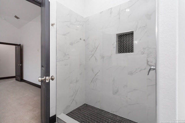 bathroom featuring a tile shower