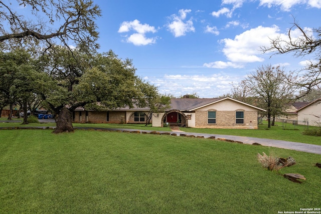 single story home featuring a front yard