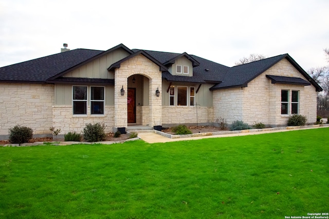 view of front of property with a front yard