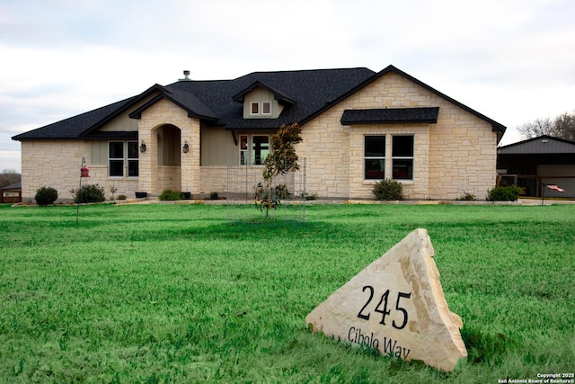 view of front of house featuring a front yard