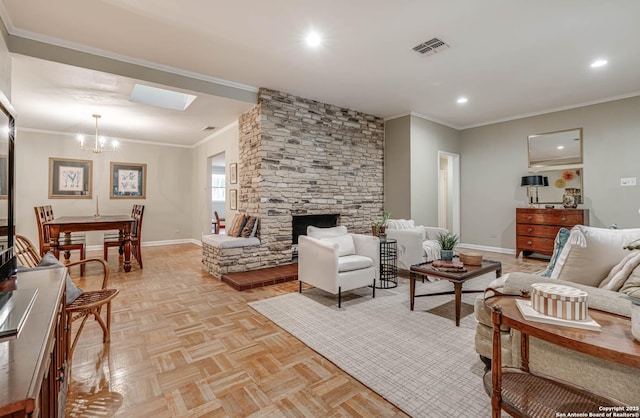 living room featuring an inviting chandelier, ornamental molding, light parquet flooring, and a fireplace