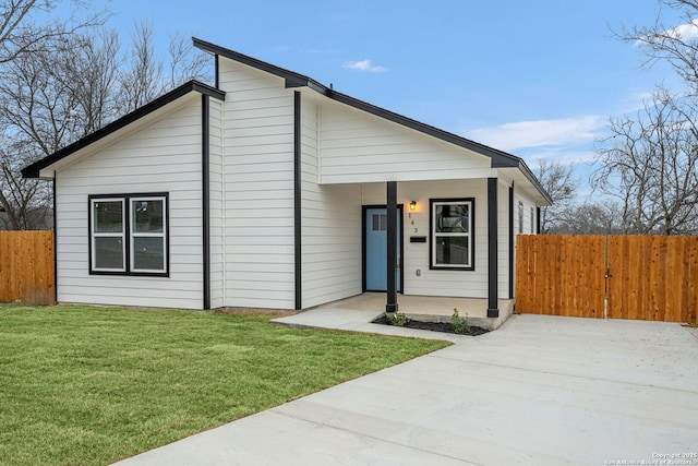 view of front of home with a front lawn