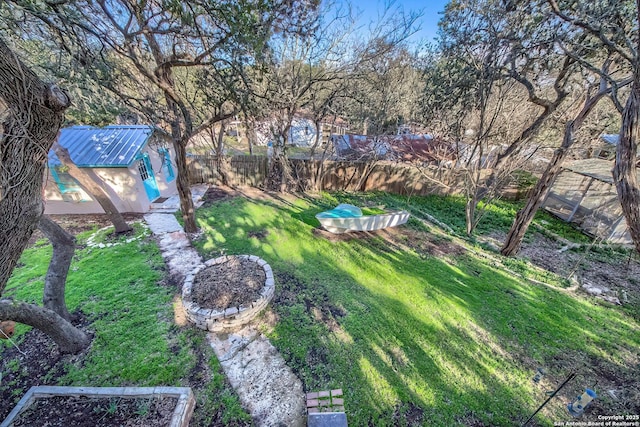 view of yard featuring an outdoor structure