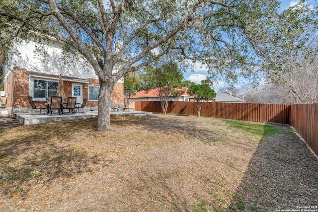 view of yard featuring a patio area