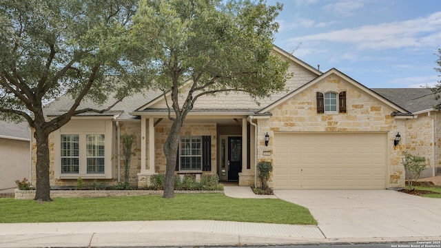 view of front of house featuring a front lawn