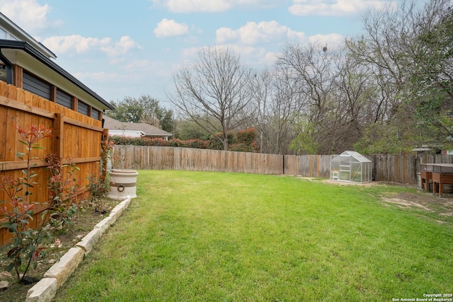 view of yard featuring an outbuilding