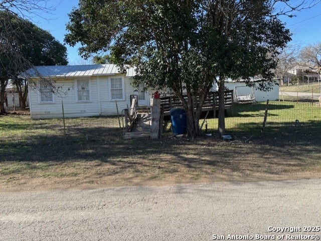 view of front facade with a front yard