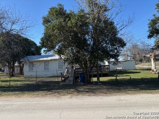 view of front of property with a front yard