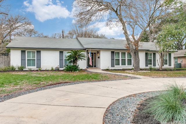 ranch-style house featuring a front yard