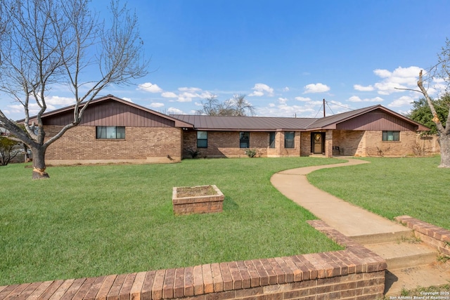 single story home with a front yard