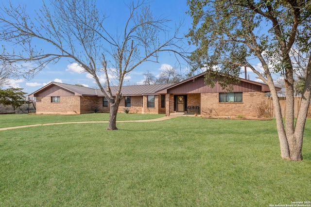 ranch-style house featuring a front yard