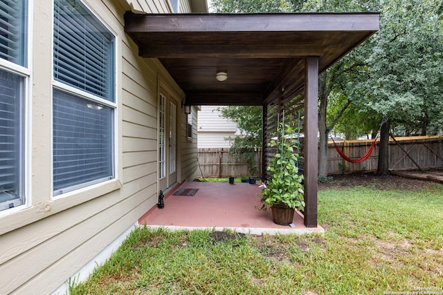 view of yard featuring a patio area