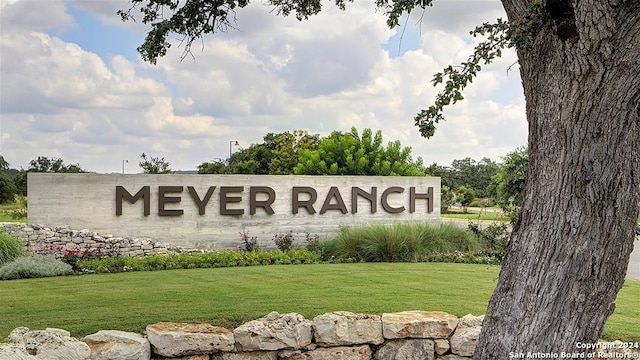 community sign with a lawn