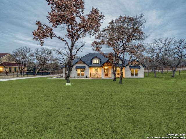 view of front of house featuring a front lawn