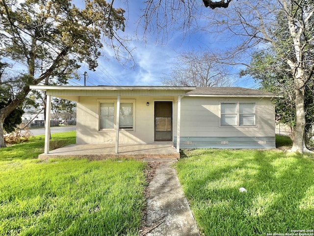 view of front of house with a front lawn