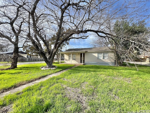 view of front facade featuring a front lawn