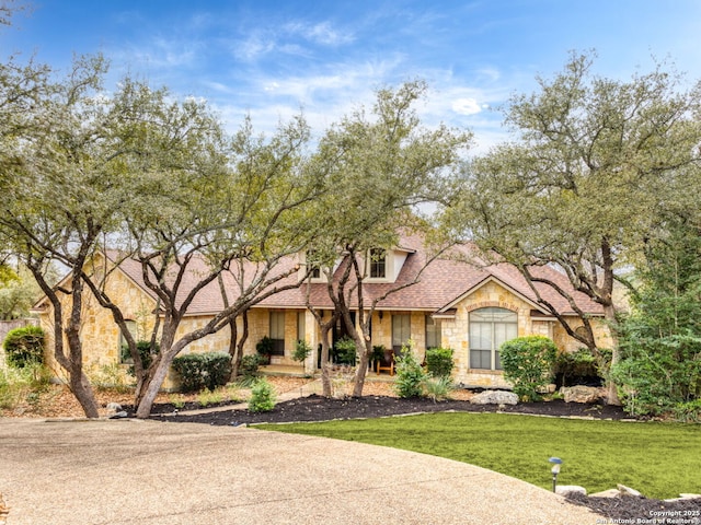 view of front of home featuring a front yard