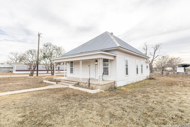 view of front facade featuring a porch and a front lawn