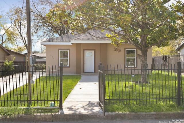 view of front of property featuring a front yard