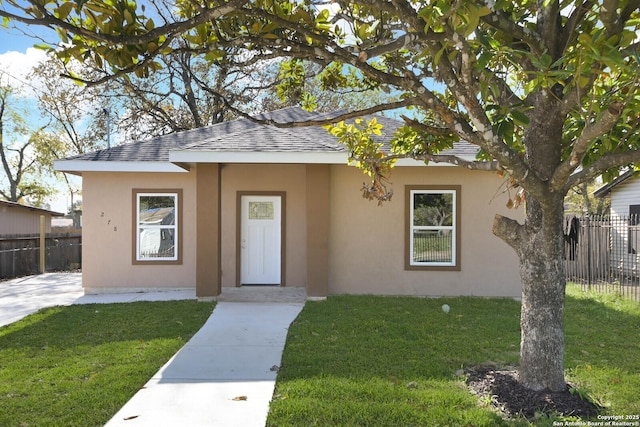 view of front of property featuring a front lawn