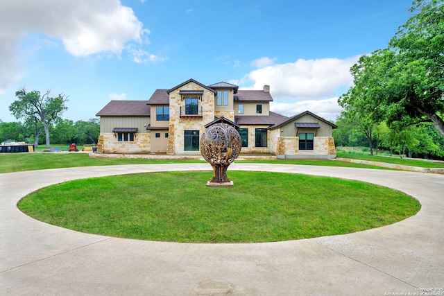 view of front of home featuring a front lawn