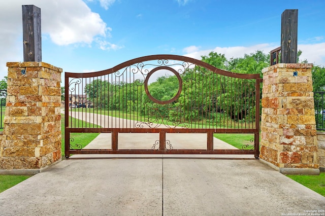 view of gate featuring a lawn