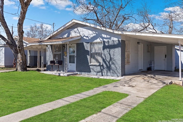 view of front of property featuring a carport, a porch, and a front lawn