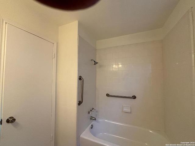 bathroom with tiled shower / bath combo