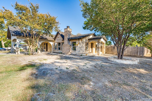 view of front of home with a front lawn