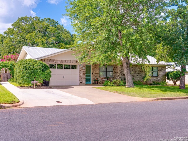 view of front facade featuring a garage and a front lawn