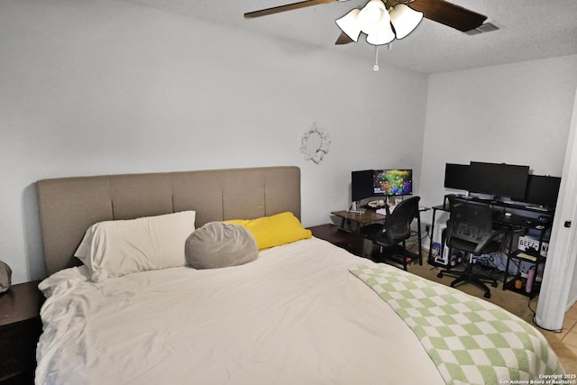 bedroom featuring ceiling fan and a textured ceiling