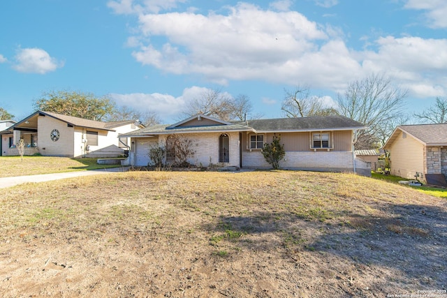 ranch-style house featuring a front lawn