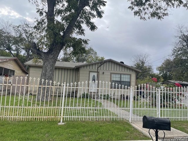 view of front of property with a front lawn