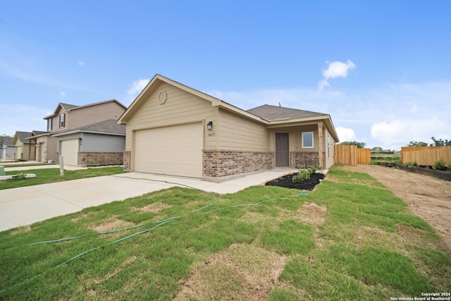 view of front facade featuring a front lawn