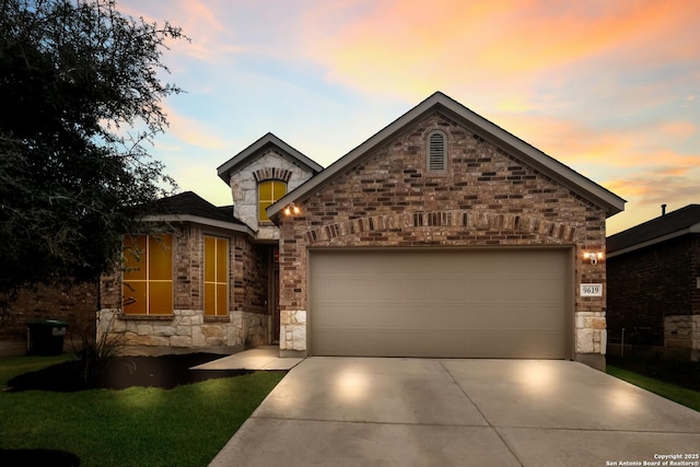 view of front facade featuring a garage and driveway