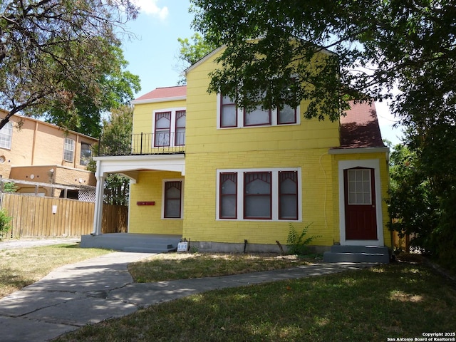 view of front of house with a front lawn