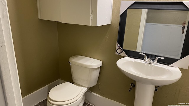 bathroom featuring toilet