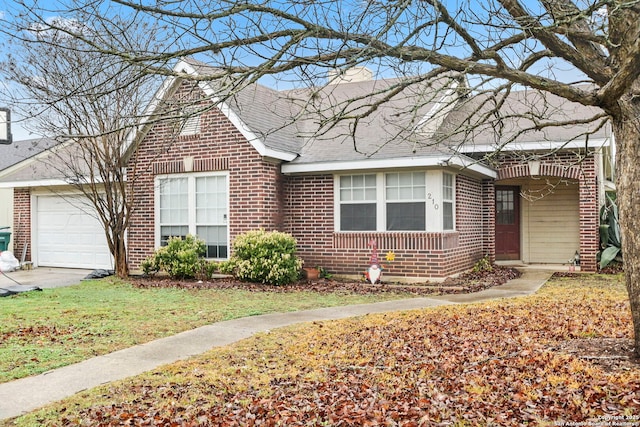 view of front facade featuring a garage and a front yard