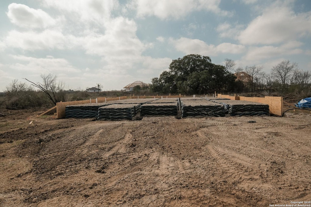 view of yard featuring a rural view