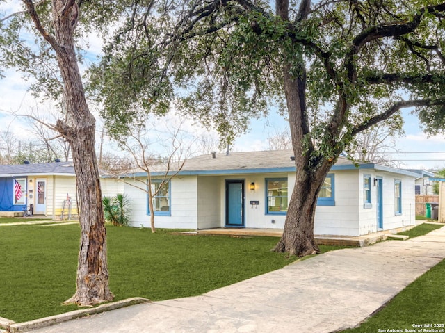 ranch-style home featuring a front lawn