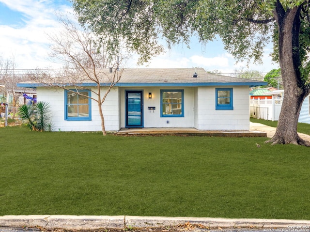 single story home featuring a front yard