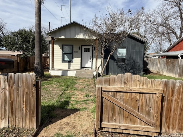 view of front of home with a front yard