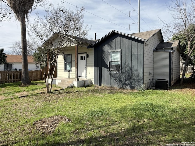 view of front facade featuring central AC and a front yard