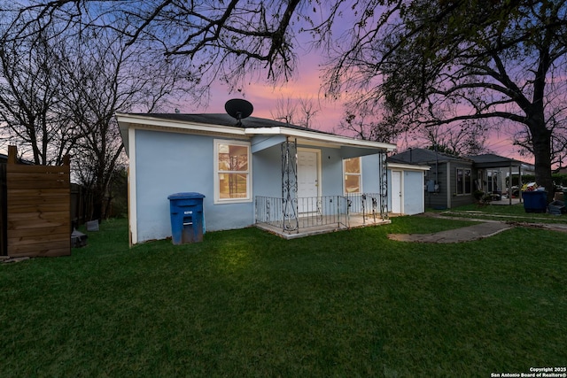 view of front of property with a yard