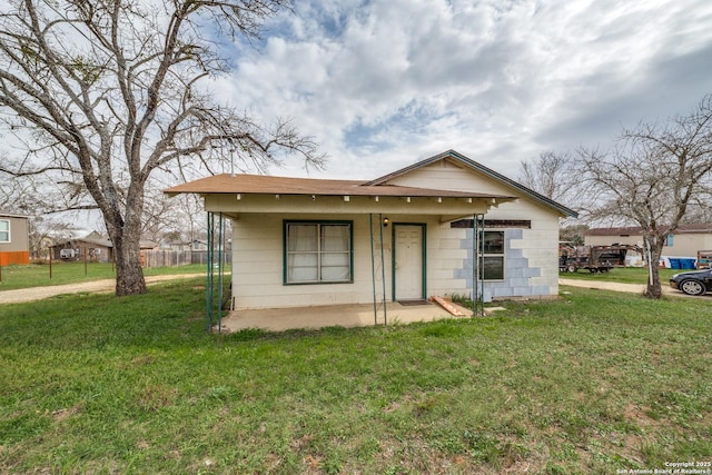 view of front of property featuring a front lawn