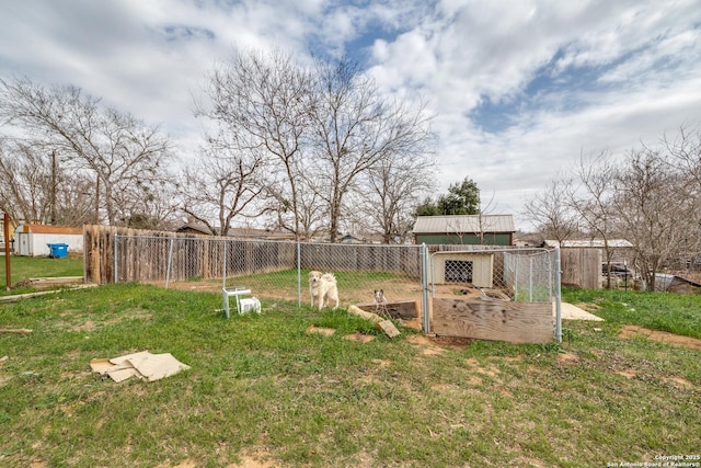 view of yard featuring an outdoor structure