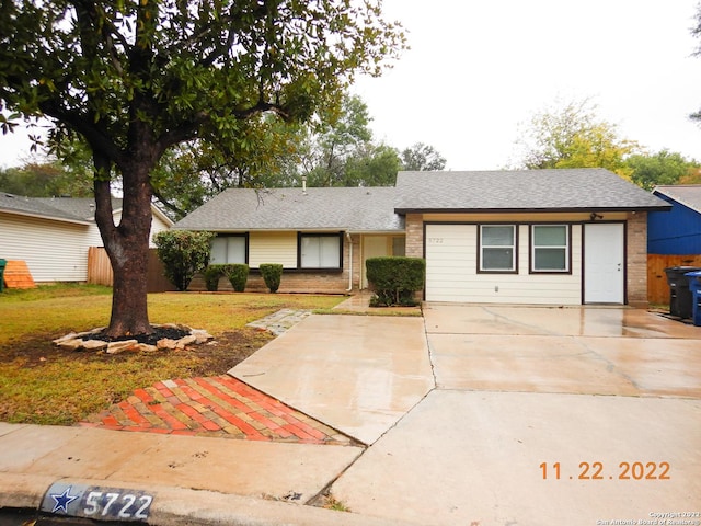 ranch-style home featuring a front yard